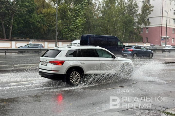 Автоэксперт Попов объяснил, как действовать в случае попадания машины в водяной клин