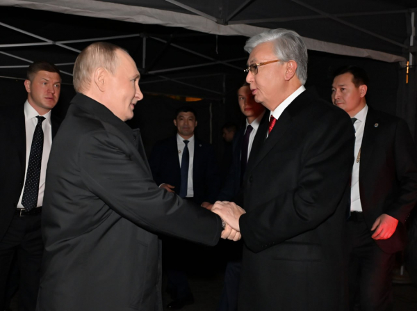 Токаев и Путин тепло попрощались в аэропорту Внуково: завершение визита в Россию