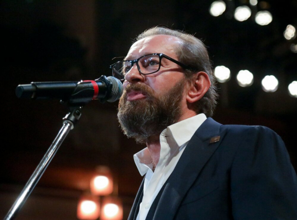 Хабенский прокомментировал идею Певцова о возврате денег за спектакли