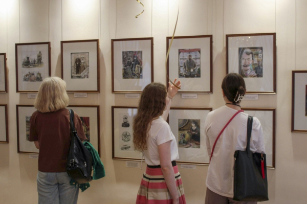 Экран рухнул на детей во время экскурсии в музее Салехарда