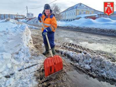 Дорожники Набережных Челнов вскрывают ливневки перед половодьем