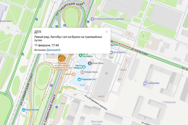 На Сибирском тракте автобус &laquo;сел на брюхо&raquo; на трамвайных путях