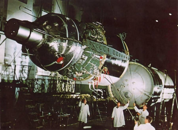 61 год назад стартовал первый в мире трехместный космический корабль "Восход-1"