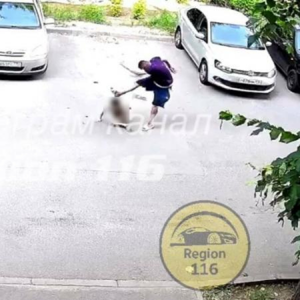 Видео с издевательствами мужчины над маленьким ребенком в Казани проверяет МВД
