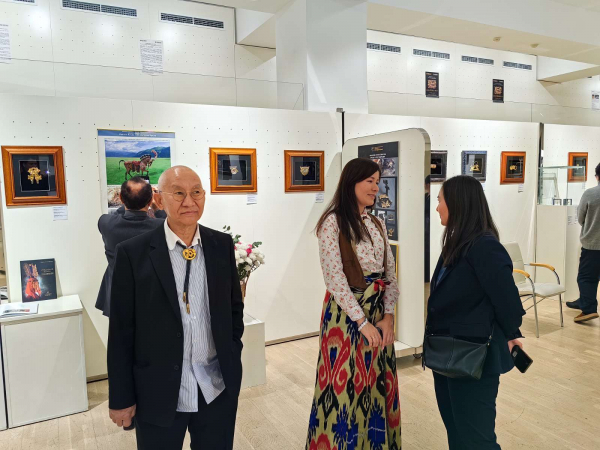 Выставка художника и реставратора Крыма Алтынбекова открылась в Астане