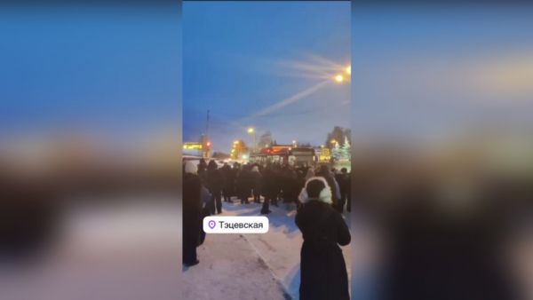 Без шансов уехать: казанцы жалуются на огромные очереди к автобусам - видео 10/02/2026 &ndash; Новости