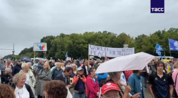 Массовая демонстрация в Берлине против поставок оружия Украине и милитаризации Германии