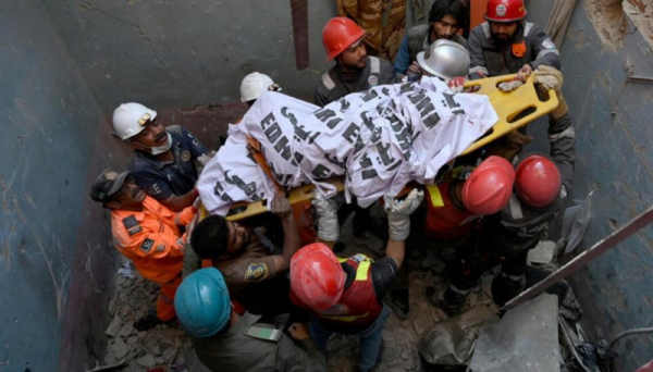 В Карачи в результате обрушения здания после взрыва газового баллона погибли 16 человек