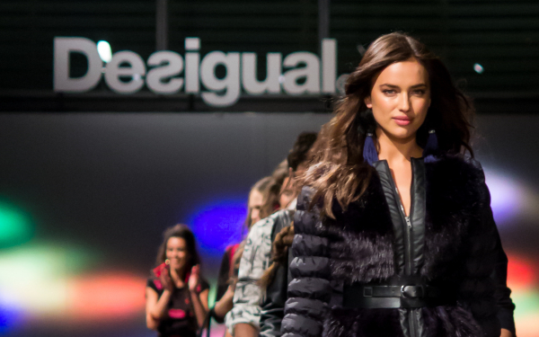 Модель Ирина Шейк с потекшим макияжем дефилировала на шоу в накидке из игрушек