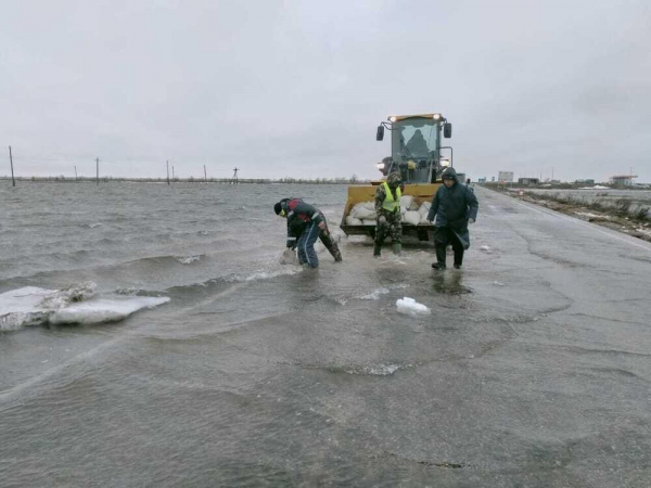 В Павлодарской области подтопило республиканскую трассу из-за таяния снега   