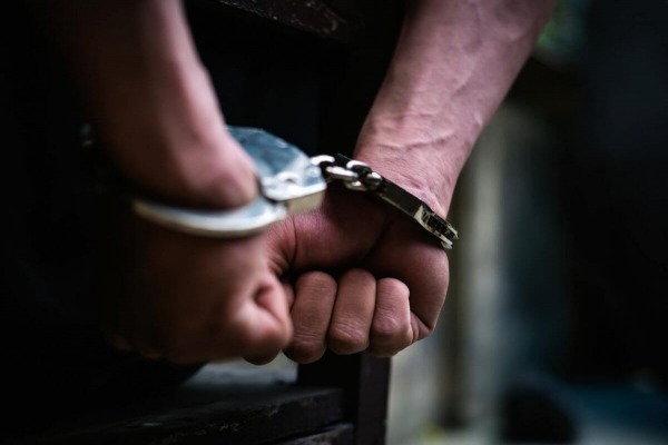 Пытался скрыться: подозреваемого в хищении 225 млн тенге доставили в Казахстан