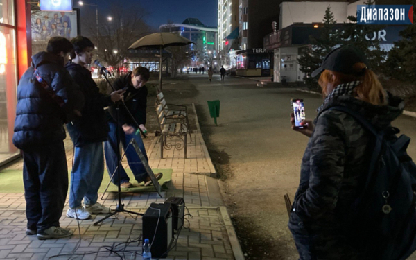 Молодые актюбинские музыканты поют на центральном проспекте рядом с остановкой «Космос»