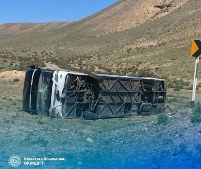 Автобус с туристами перевернулся в Алматинской области