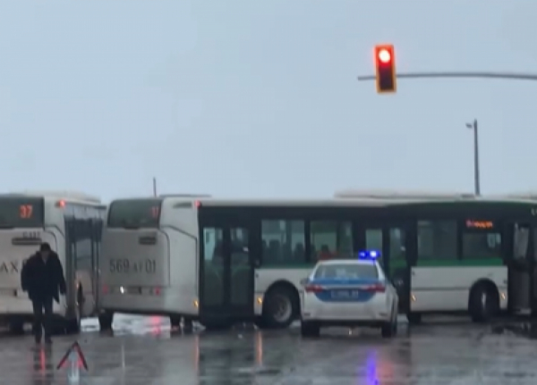 Гололед стал причиной ДТП с автобусами в Астане (ВИДЕО)