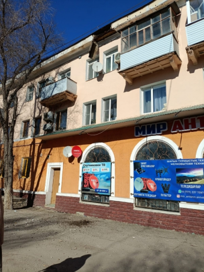 С крыши дома в Жилгородке падают куски цемента