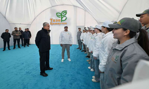 Президент побеседовал с активистами организации Jasyl El