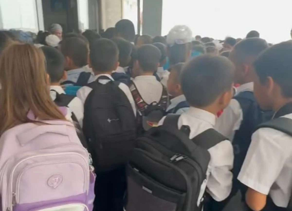 Столпотворение детей на входе в школу Актау сняли на видео