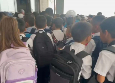 Столпотворение детей на входе в школу Актау сняли на видео