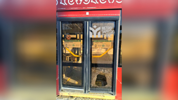 Пьяный казанец разбил стеклянную дверь в трамвае, его ищет полиция 22/01/2026 &ndash;