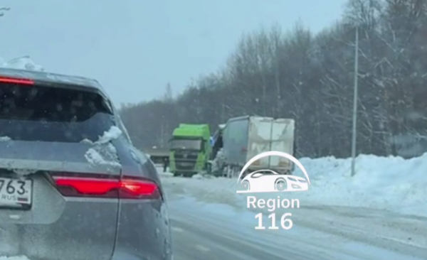 Две фуры столкнулись на трассе М7 у развязки Иннополиса 28/02/2026 &ndash; Новости