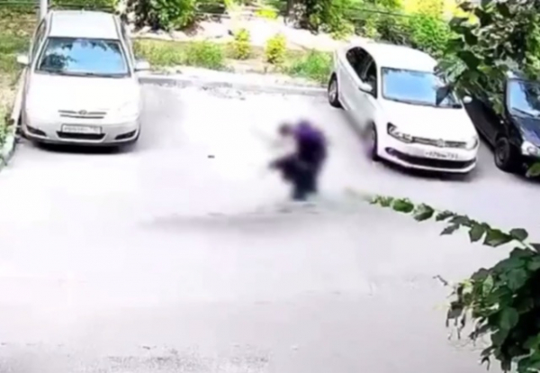 Полиция проверяет видео жестокого избиения отцом ребенка в Казани