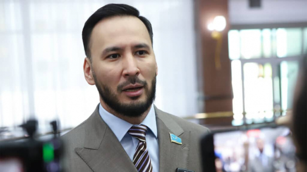 Депутат Ходжаназаров объяснил, почему выступает на русском языке