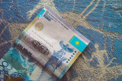 Курс тенге снизился: влияние бюджетного трансферта из Нацфонда