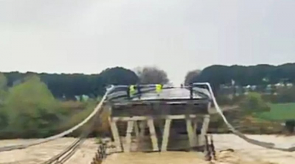 В центральной части Италии из-за дождей обрушился автомобильный мост