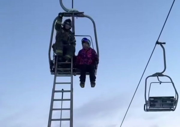 Cпасатели эвакуировали 50 человек с остановившейся канатной дороги - видео 31/01/2026 &ndash; Новости