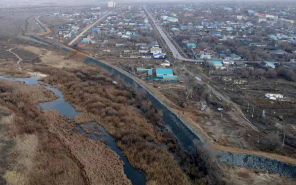 Новая плотина сдержала поток воды в Кобде