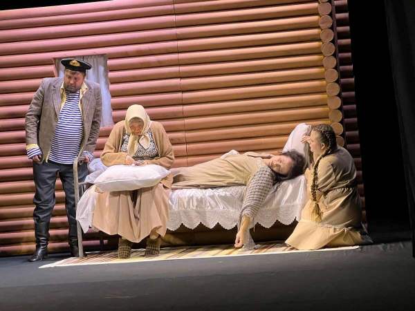 На сцене &ndash; &laquo;Любовь и голуби&raquo;