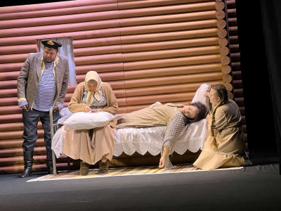 На сцене &ndash; &laquo;Любовь и голуби&raquo;