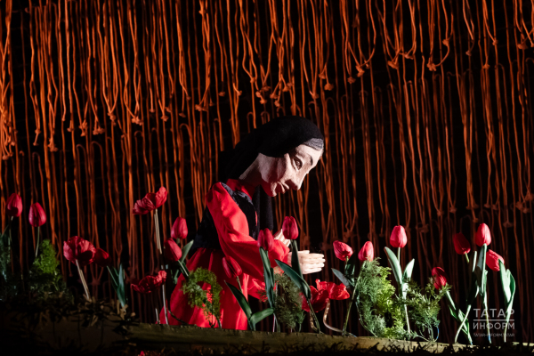 &laquo;Әкият&raquo; курчак театры &laquo;Алтын битлек&raquo; программасында &laquo;Анам кыры&raquo; спектаклен күрсәтә