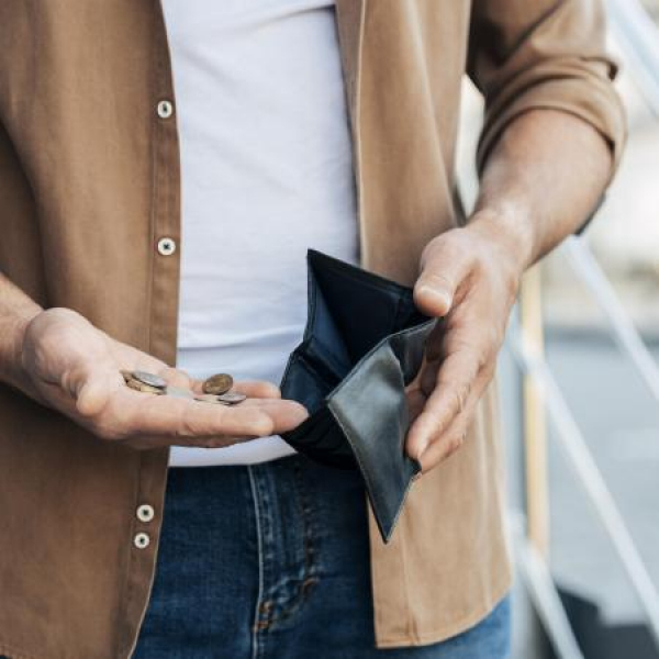 Юрист рассказал, что делать с найденными деньгами и ценностями