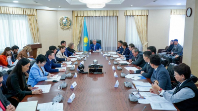 В Казахстан временно запретили ввозить яблоки автотранспортом