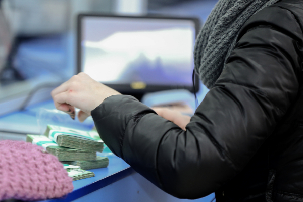 Обманутая мошенниками павлодарка хотела спрыгнуть с моста