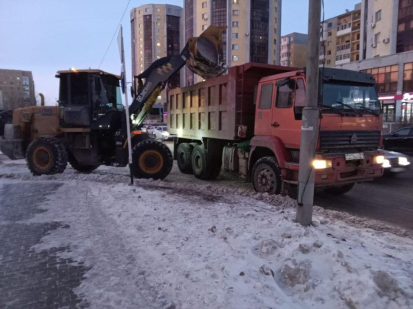 Снегопад в Астане: 1300 единиц спецтехники вышли ночью на уборку